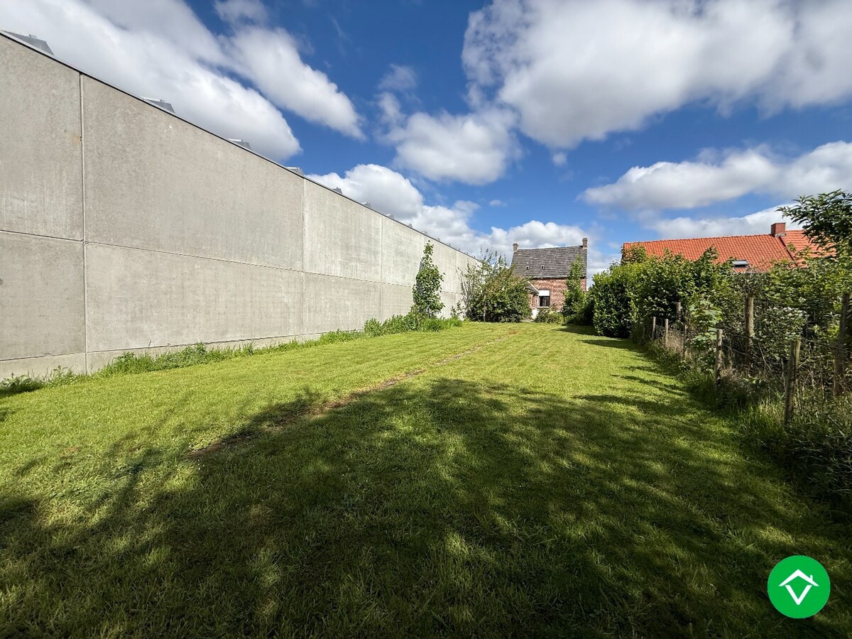 Ruime woning met 5 slaapkamers, garage en diepe tuin te Houthulst 