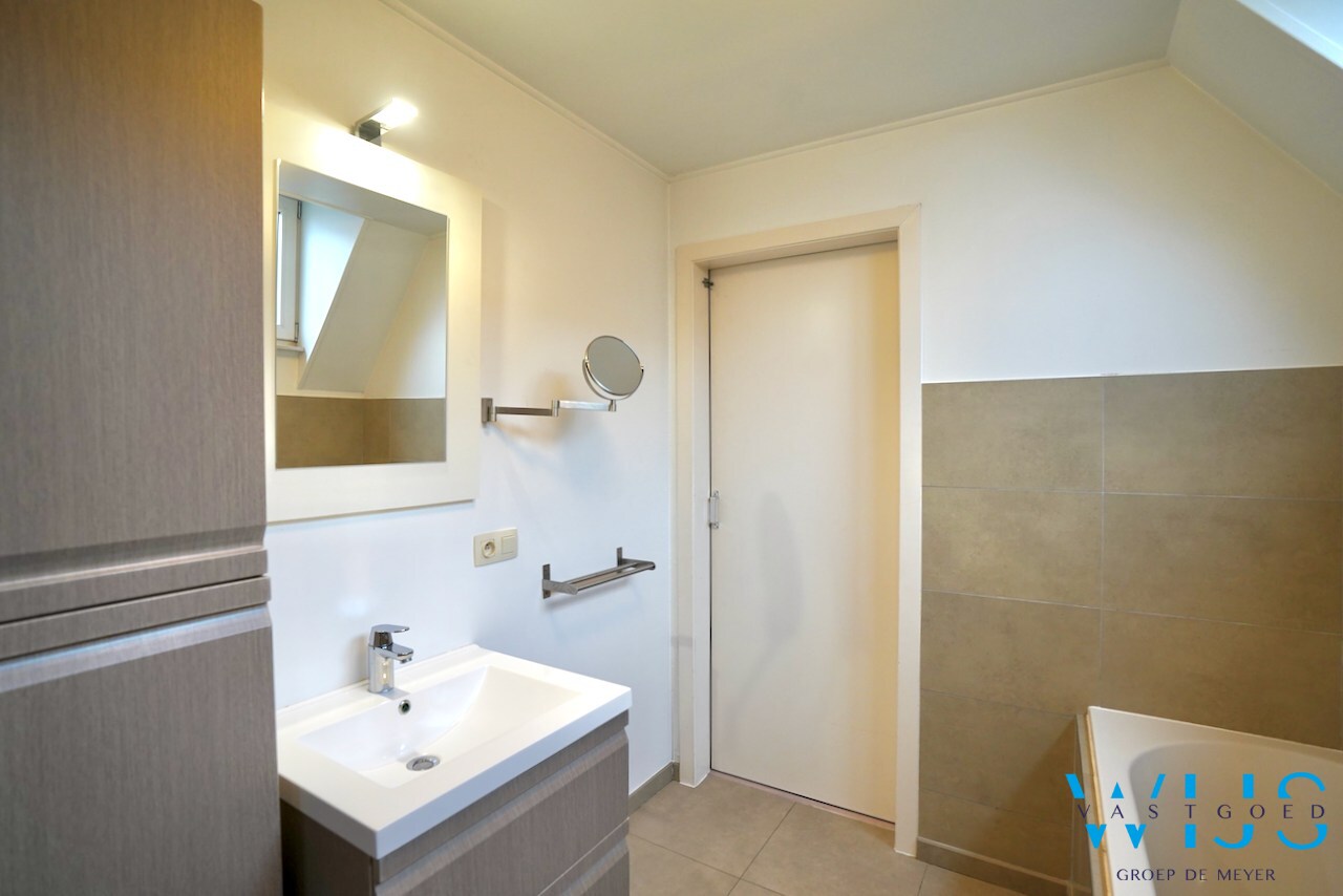 Instapklare, karaktervolle ALLEENSTAANDE woning op topligging in Ertvelde ! 