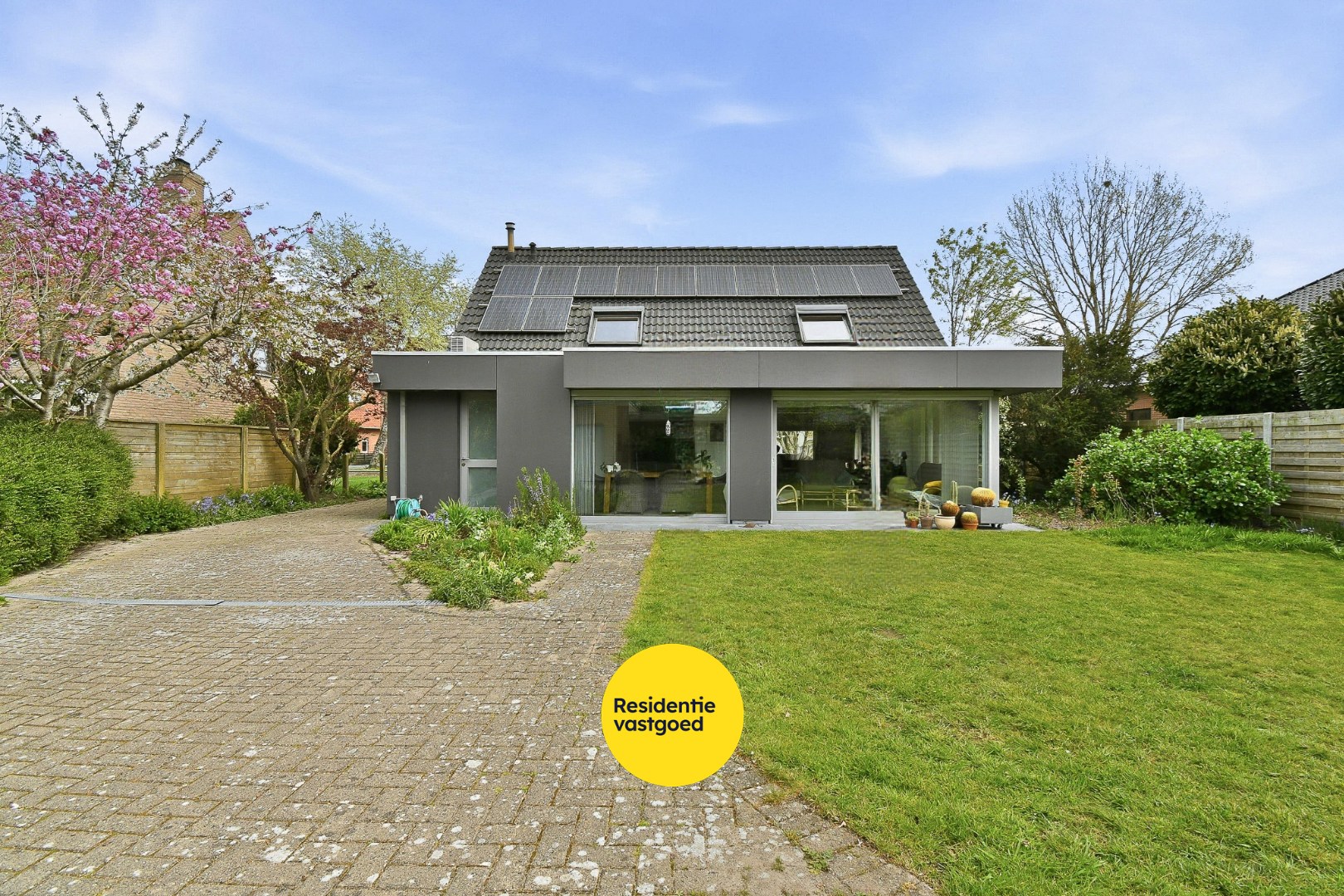 Instapklare woning met 4 slaapkamers, garage en carport 