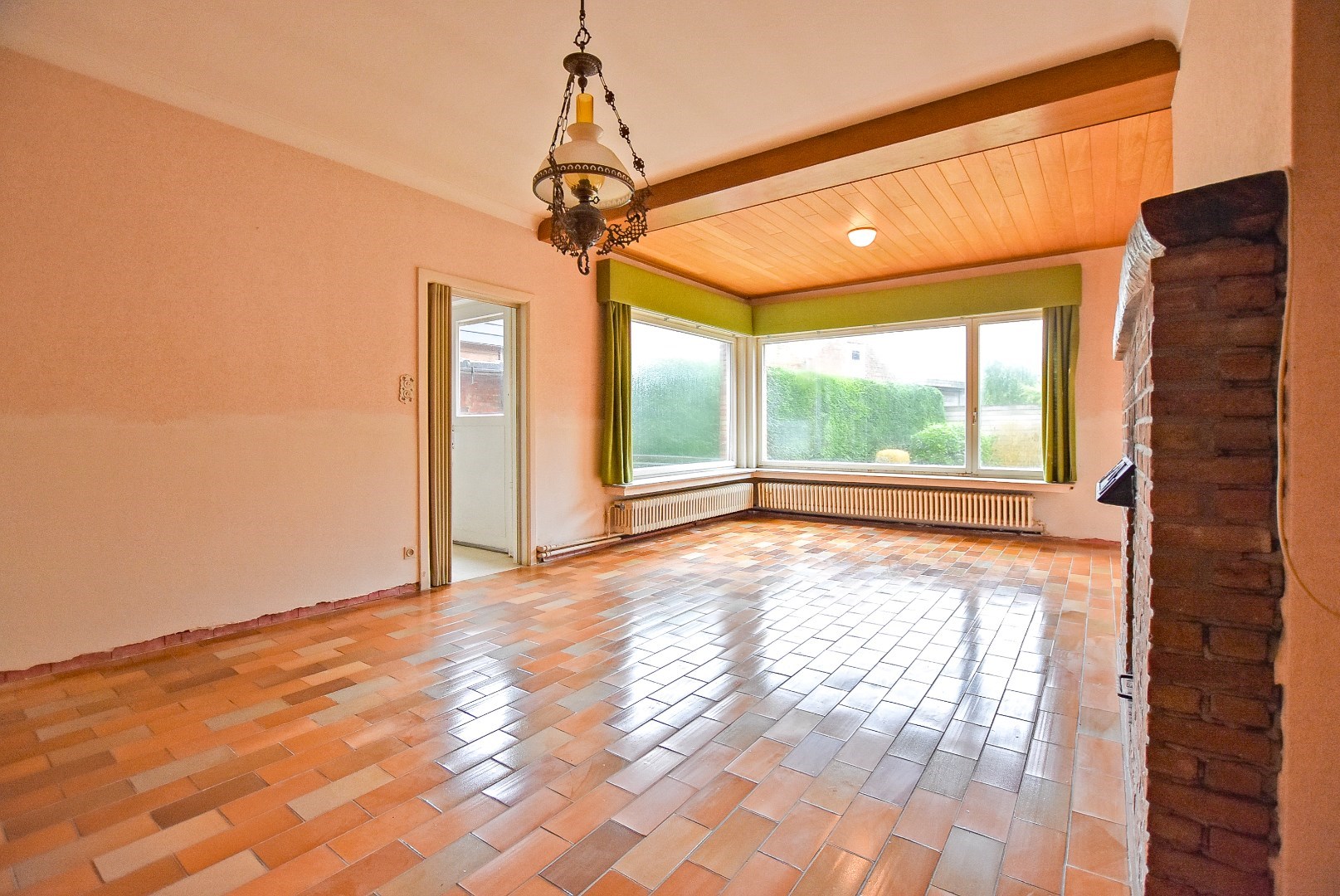 Ruime rijwoning met 5 slaapkamers te centrum Veurne. 