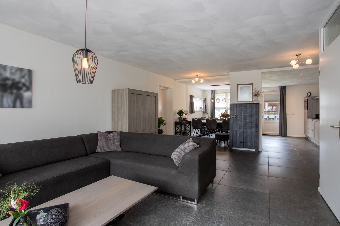 Royale gemoderniseerde gezinswoning met grote woonkamer, open keuken en vijf slaapkamers in hartje Middelbeers 