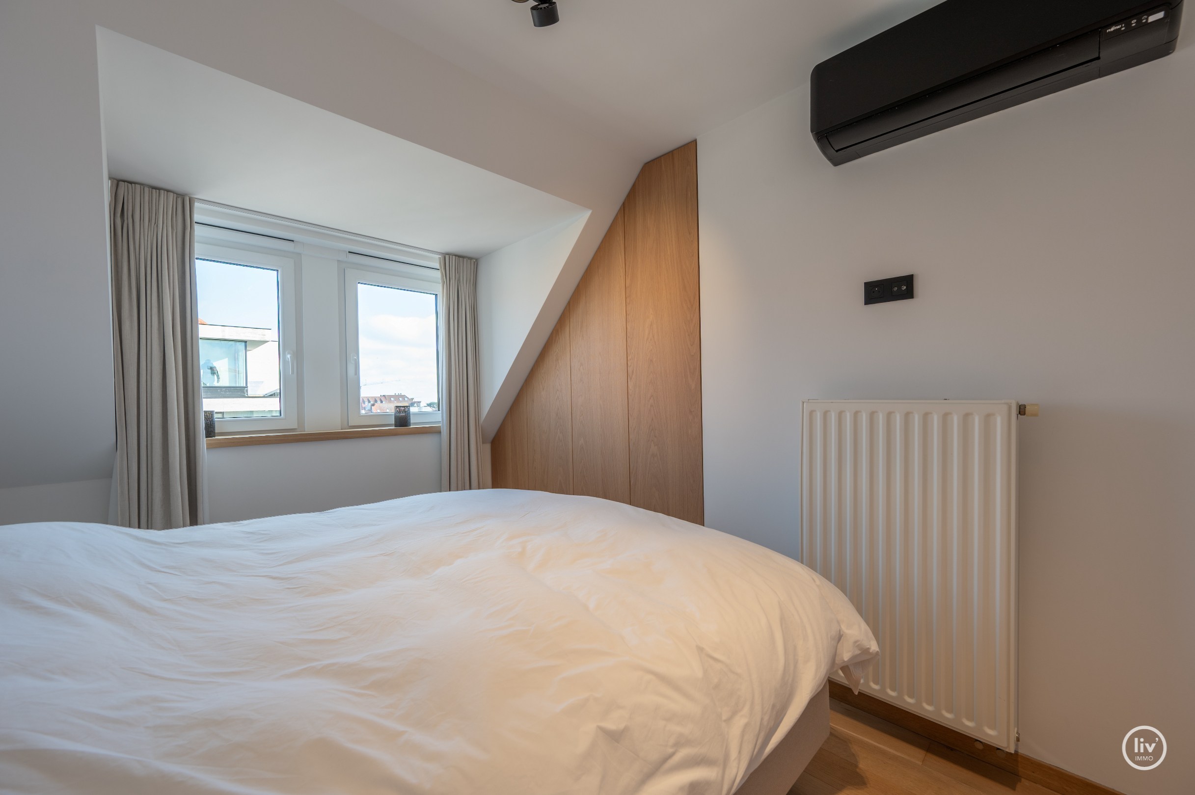 Uniek HOEK duplexappartement/penthouse met panoramisch uitzicht over de Dumortierlaan te Knokke. 