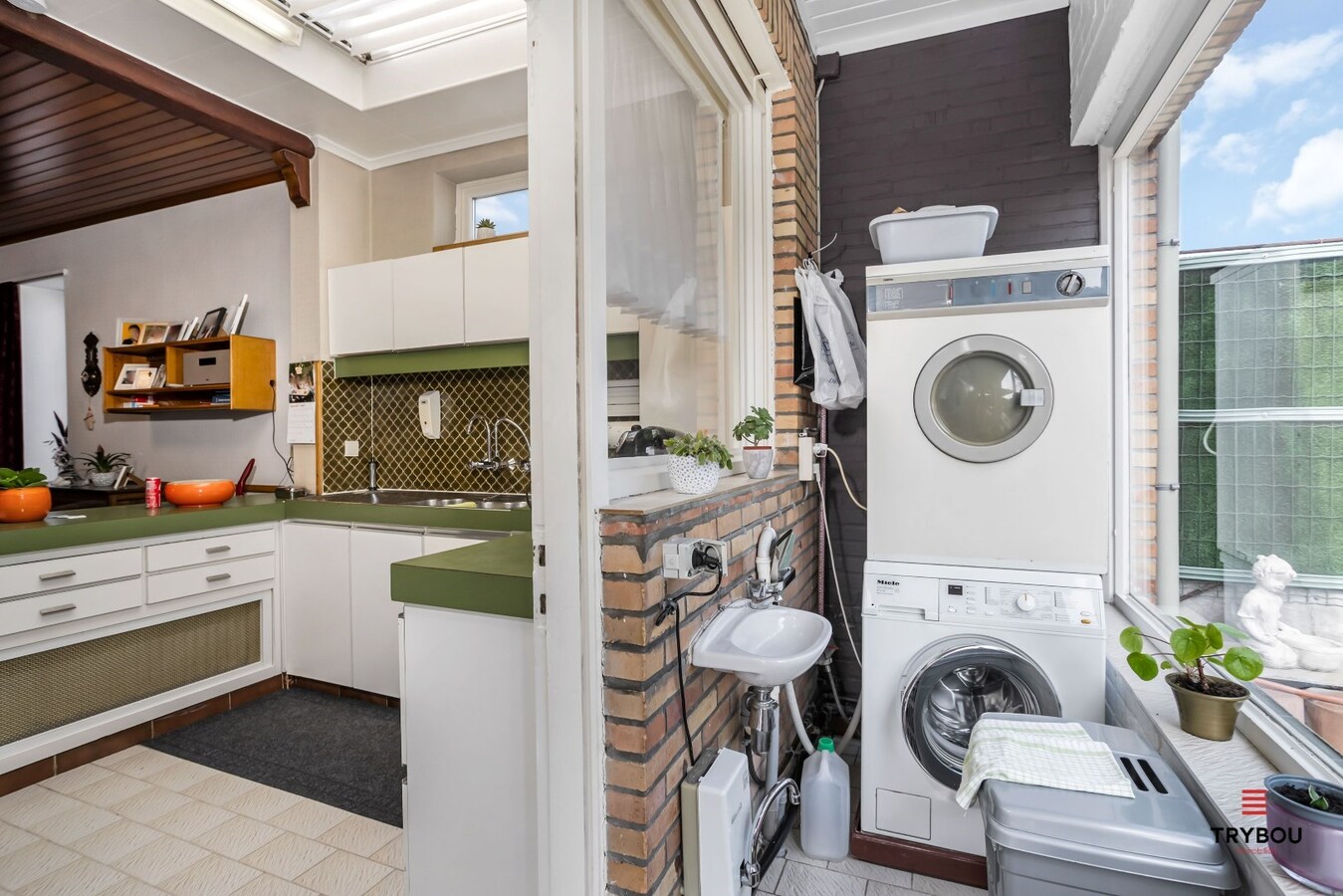 Centraal gelegen, halfopen woning met grote goed onderhouden tuin 