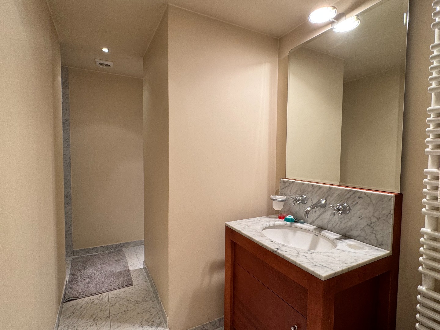 Ruime woning met loods en landbouwgrond op groene locatie nabij Waregem. 