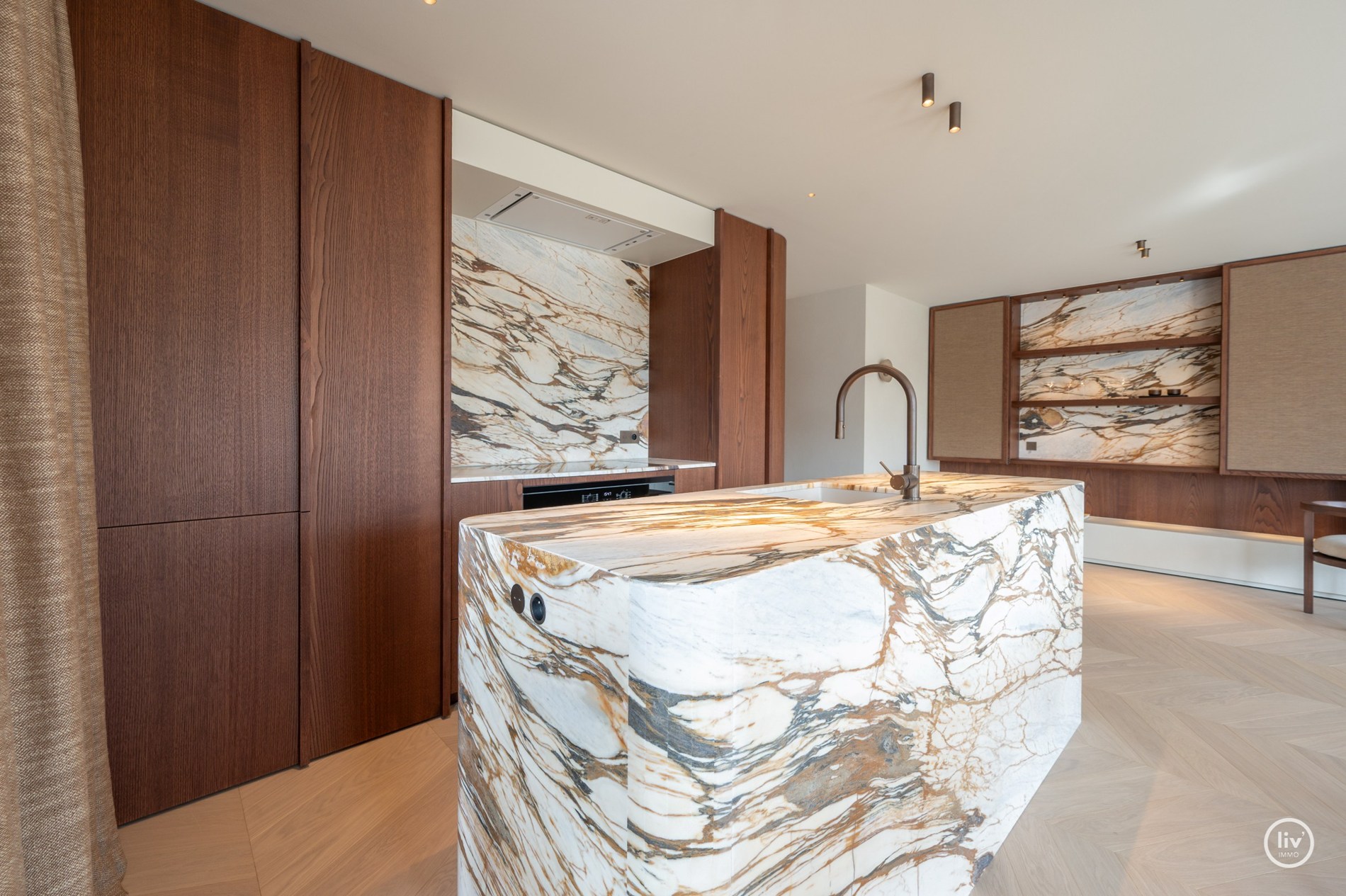 Volledig en subliem gerenoveerd zuid-west georiënteerd hoekappartement in een prestigieuze villaresidentie in het hart van het Zoute. 