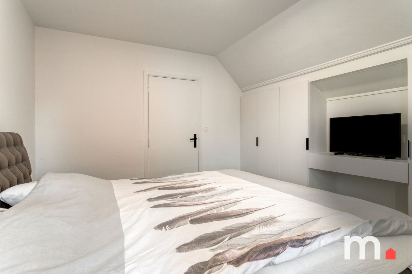 Unieke Villa te Roeselare met Zwembad en 5 slaapkamers op 987m² ! 