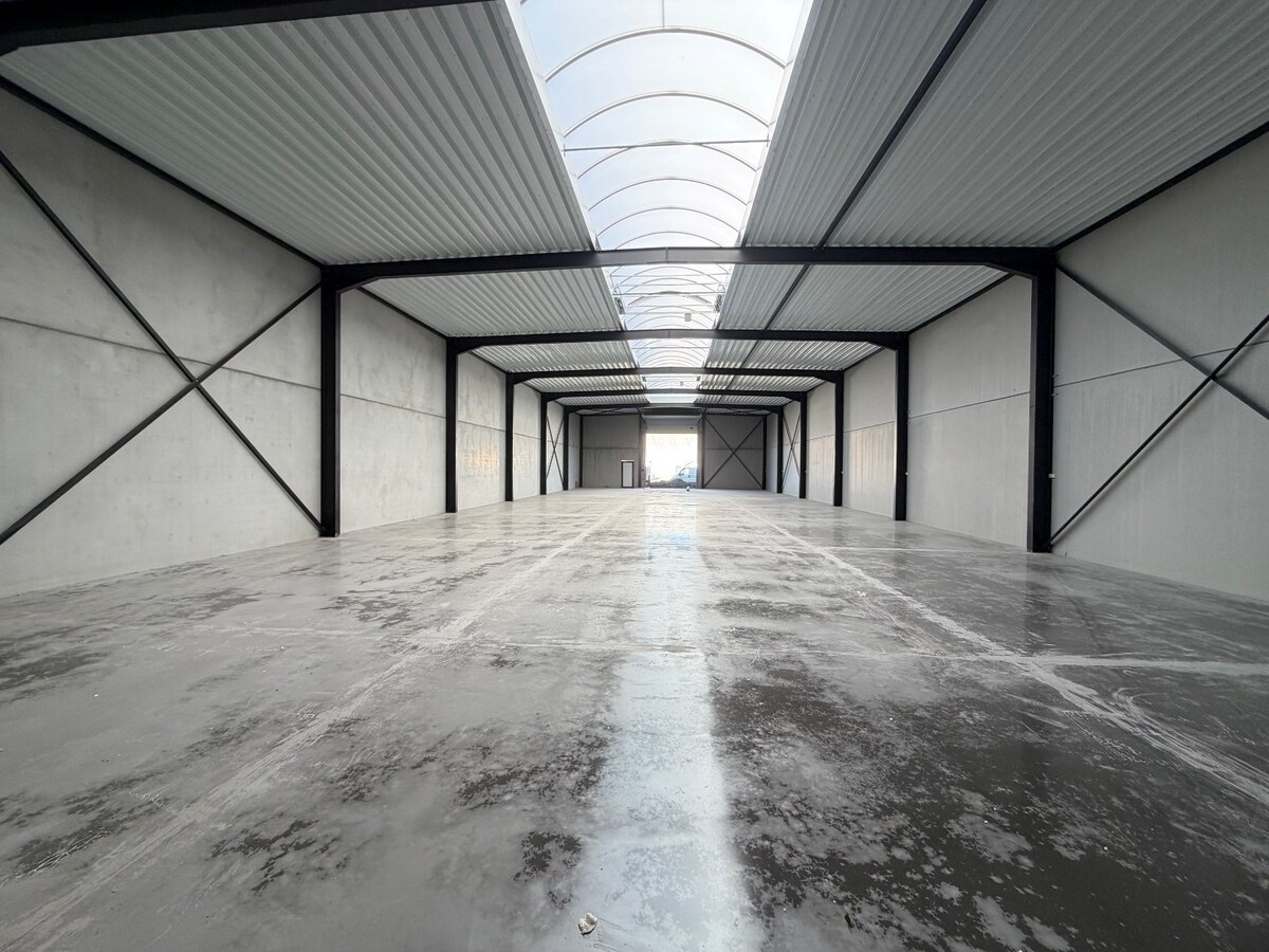 Nieuwbouw-loods in industrieterrein Gavere. 