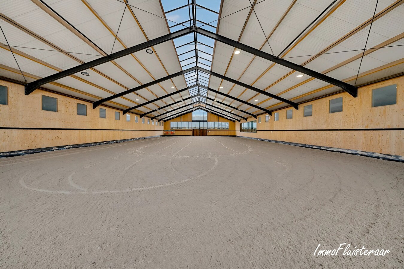 Prachtige professionele paardenaccommodatie op ca. 10 ha te Oudbergen 