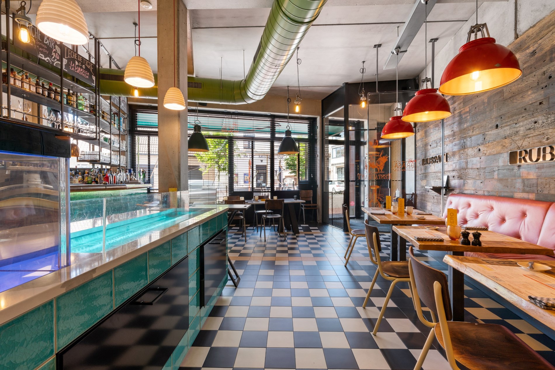 Magnifique local commercial fini (°2015), aménagé en restaurant équipé de toutes les technologies récentes et en excellent état, situé au centre de Knokke, à proximité de l'avenue Lippens et du marché 