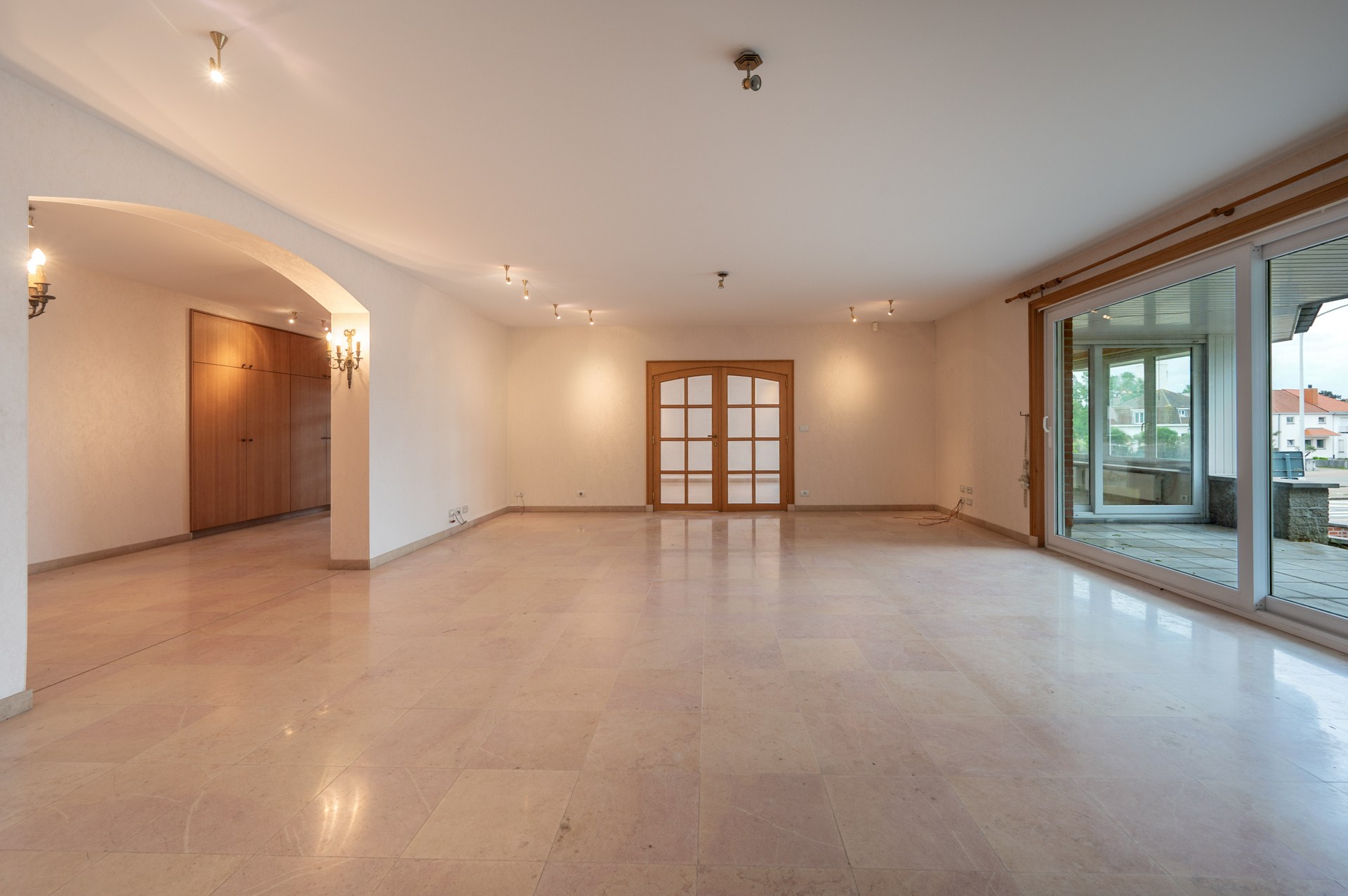 Ontdek deze karaktervolle villa, rustig gelegen in het gegeerde Duinbergen, op wandelafstand van het strand (incl. zeer ruime dubbele inpandige garage) 