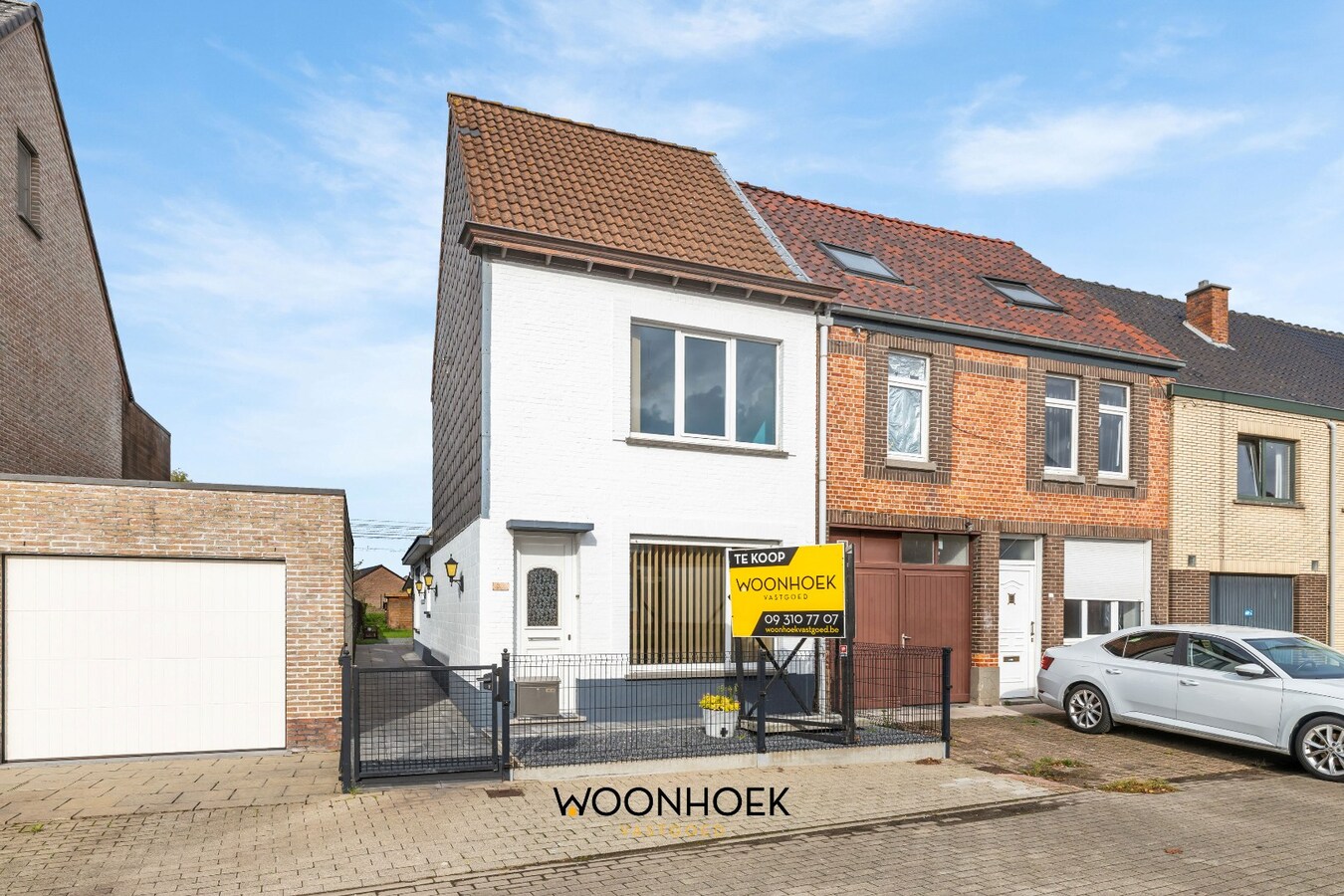 Halfopen bebouwing met 3 slaapkamers &amp; zij-ingang. 