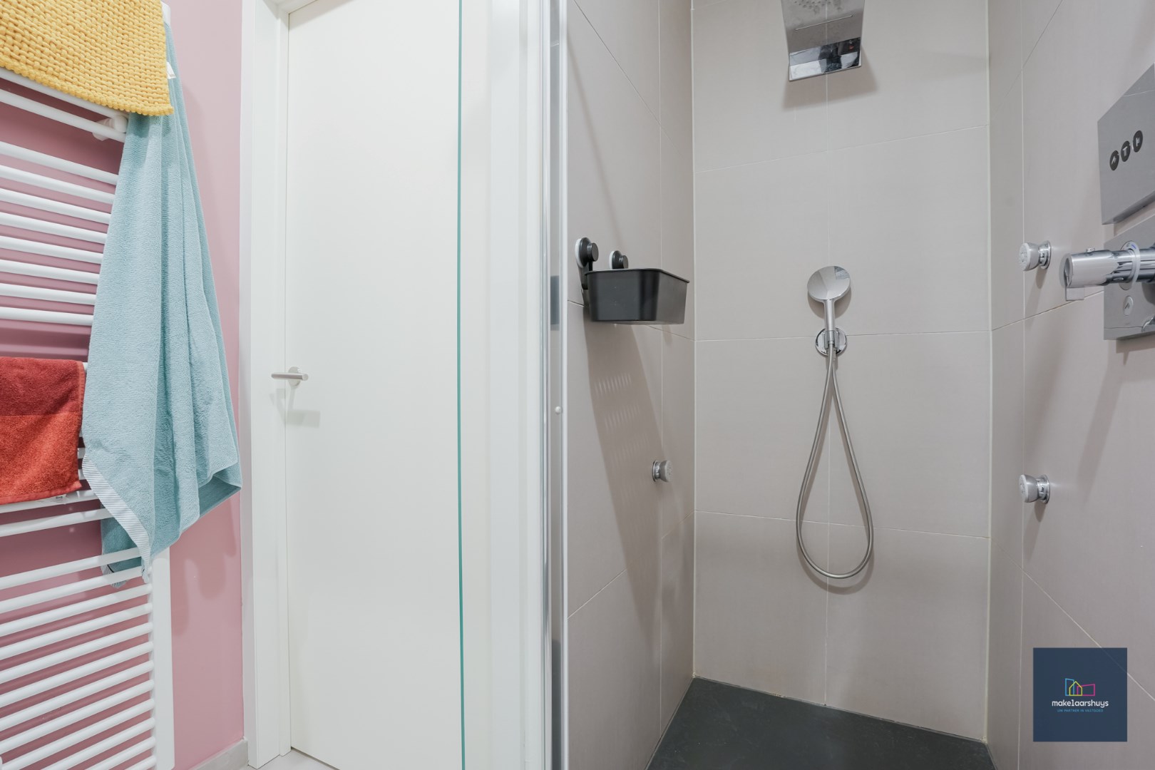 2-slpk.app met ruim terras, kelder, garage en laadpaal 