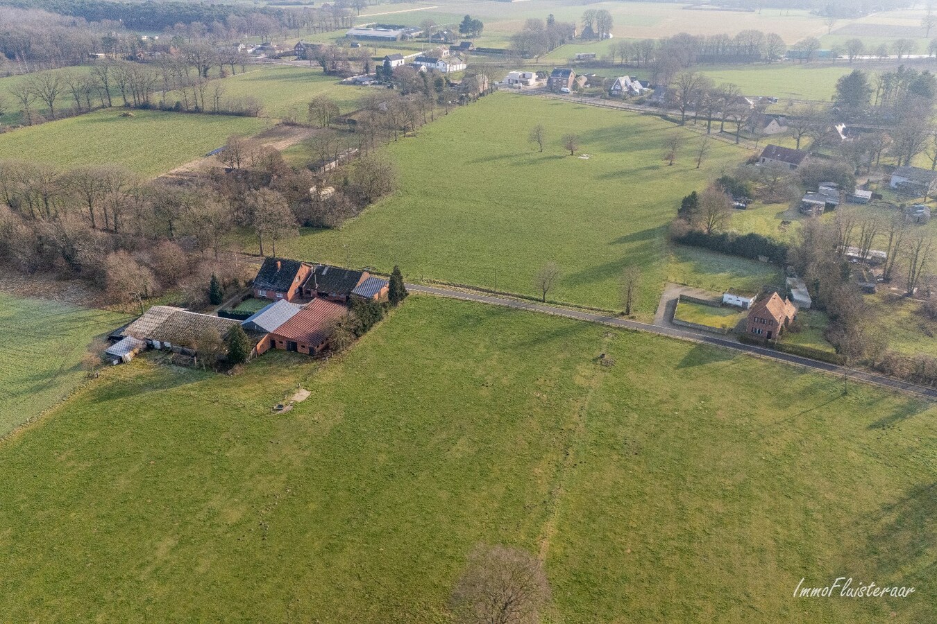 Renovatable farmhouse with stables and pastures on approximately 7 hectares in Hechtel-Eksel. 