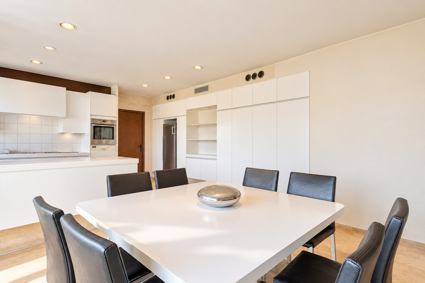 Unieke Villa te Roeselare op 2258m² met 28 zonnepanelen en 432m² bewoonbare oppervlakte! 