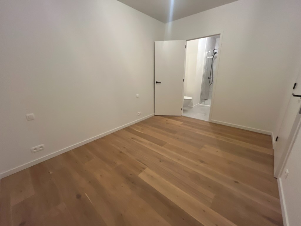 Appartement de 2 pièces situé au centre du projet Hoost avec une grande terrasse. 