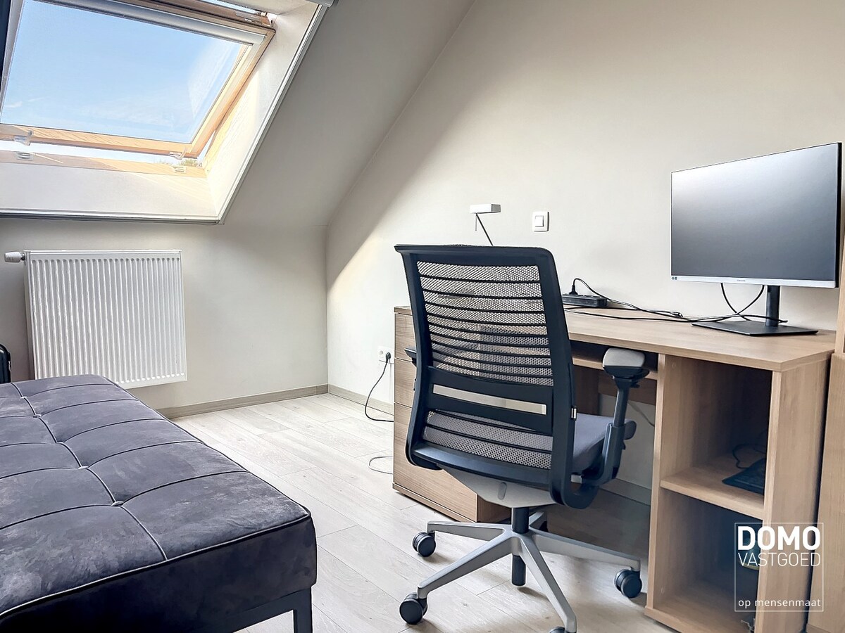 Luxe duplex appartement met terras, garage en 2 slaapkamers in Beverst - Volledig bemeubeld. 