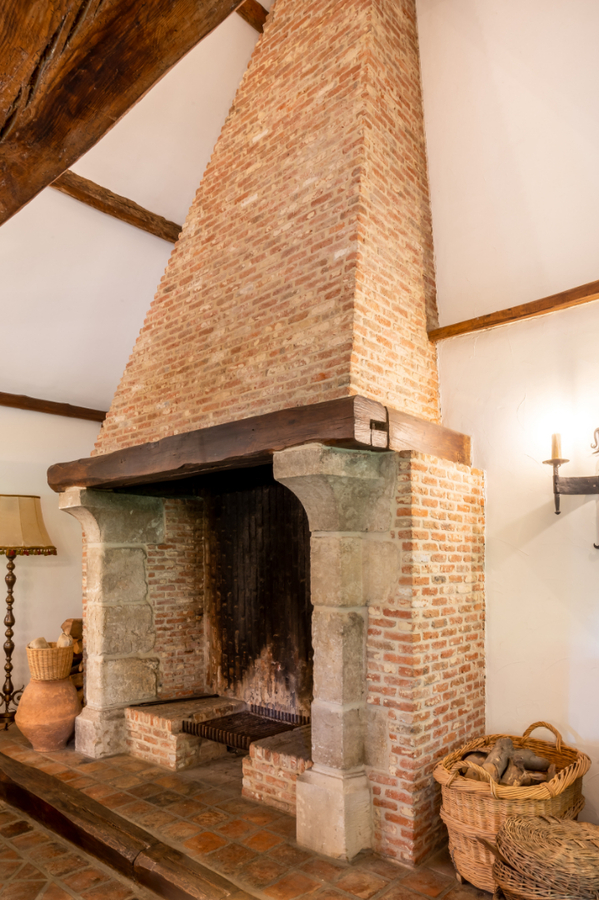 Authentieke hoeve in uitzonderlijke conditie op een perceel van 5.263 m² te Malle aangrenzend aan bosrijk gebied. 