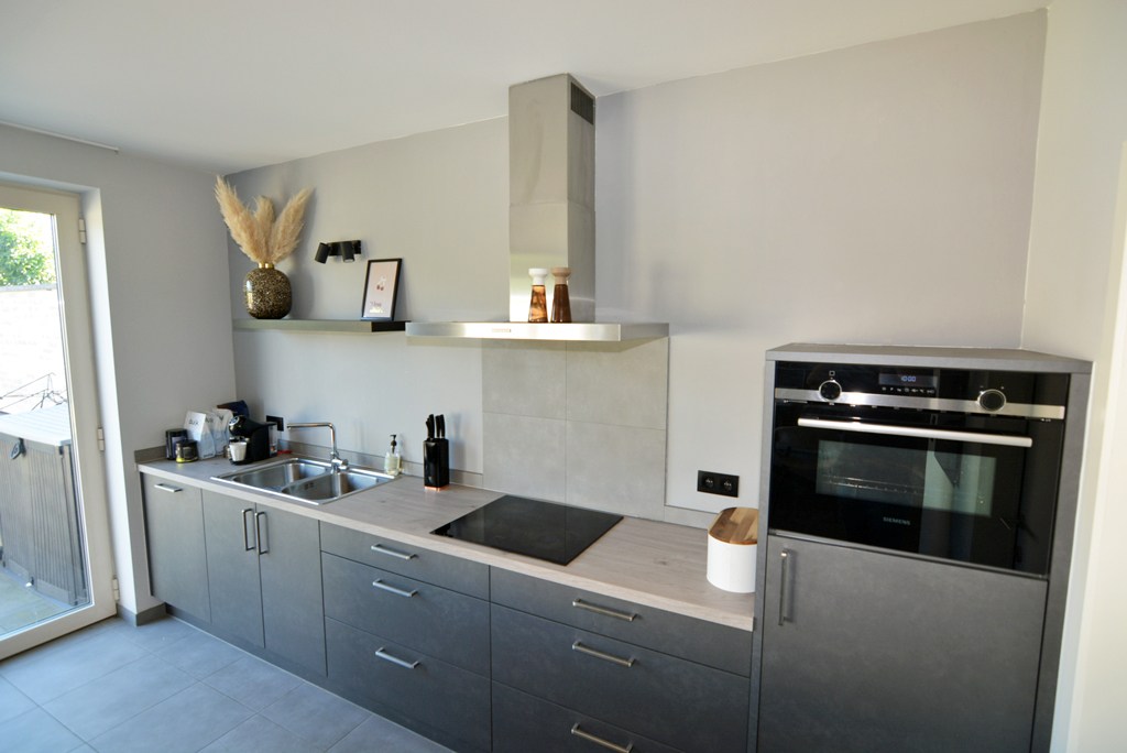 Gelijkvloers appartement met 2 slpk, ruim terras, tuin en 2 autostandplaatsen. 