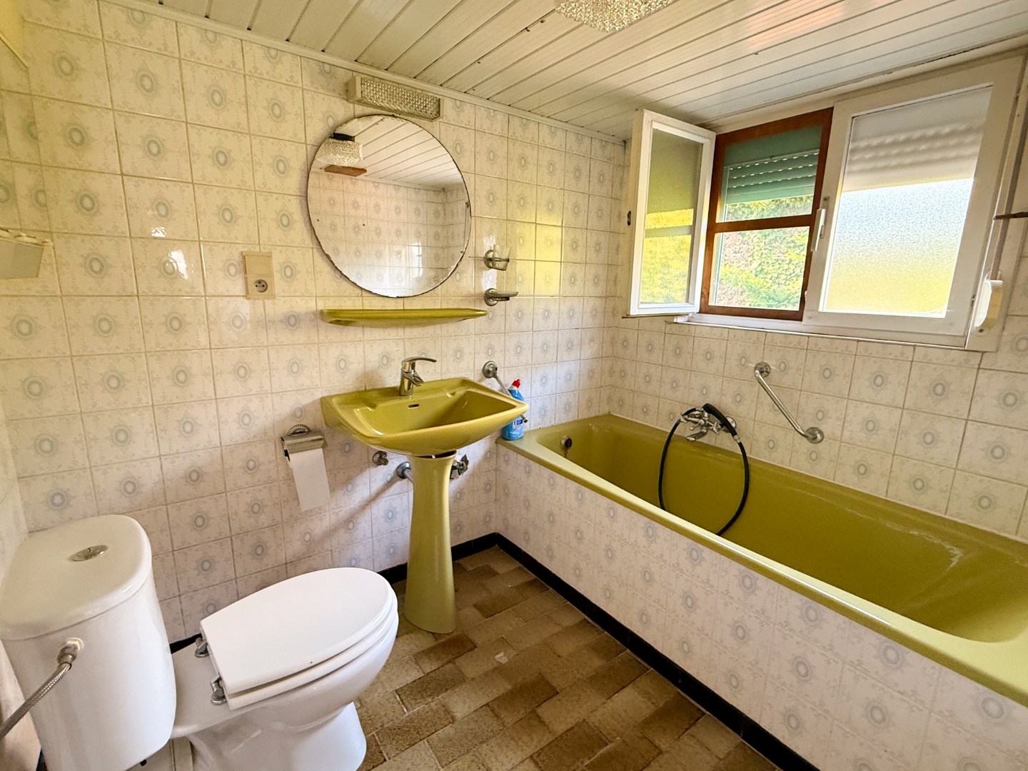 Te renoveren half open bebouwing nabij centrum Olsene 