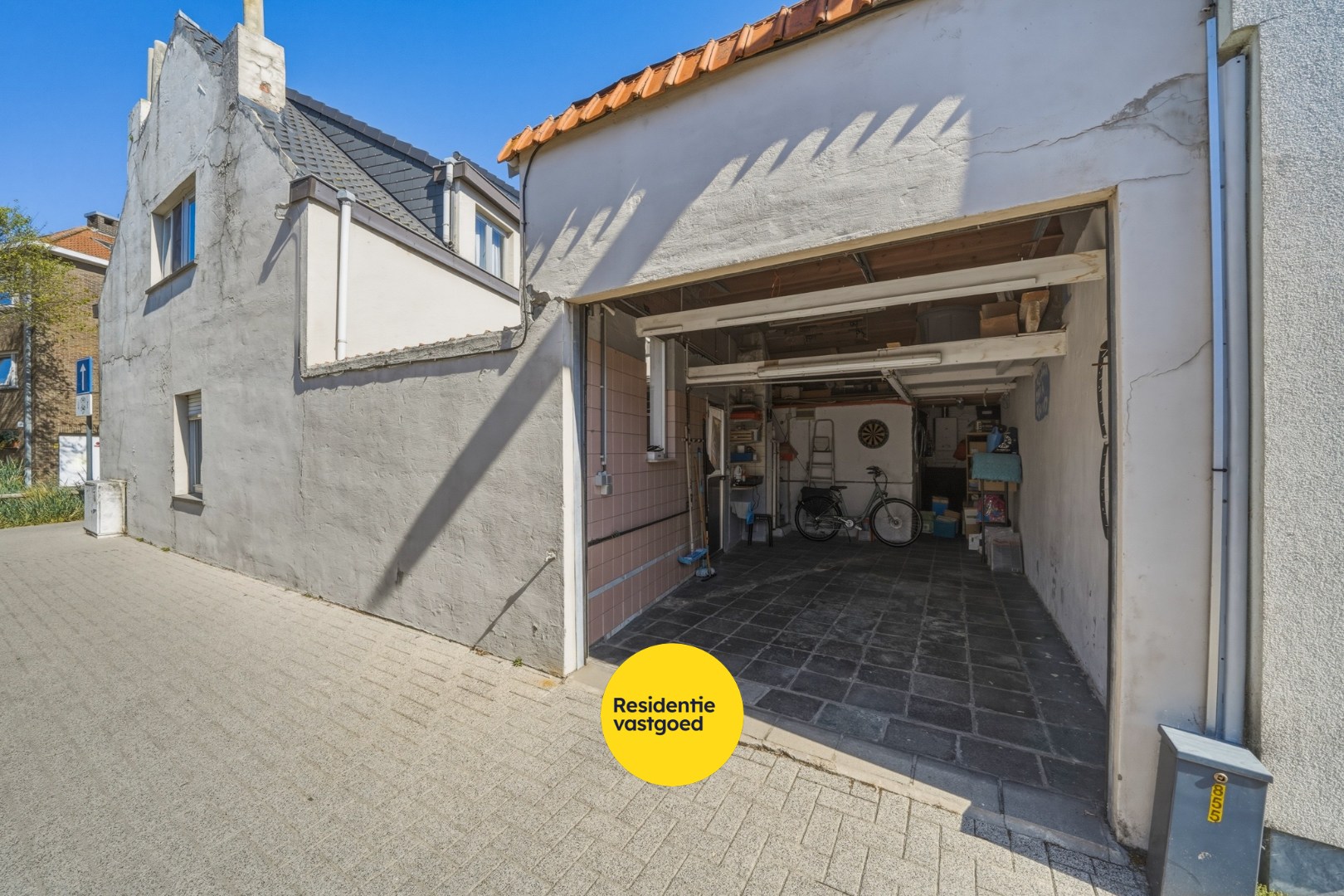 Op te frissen hoekwoning met garage in Bredene 