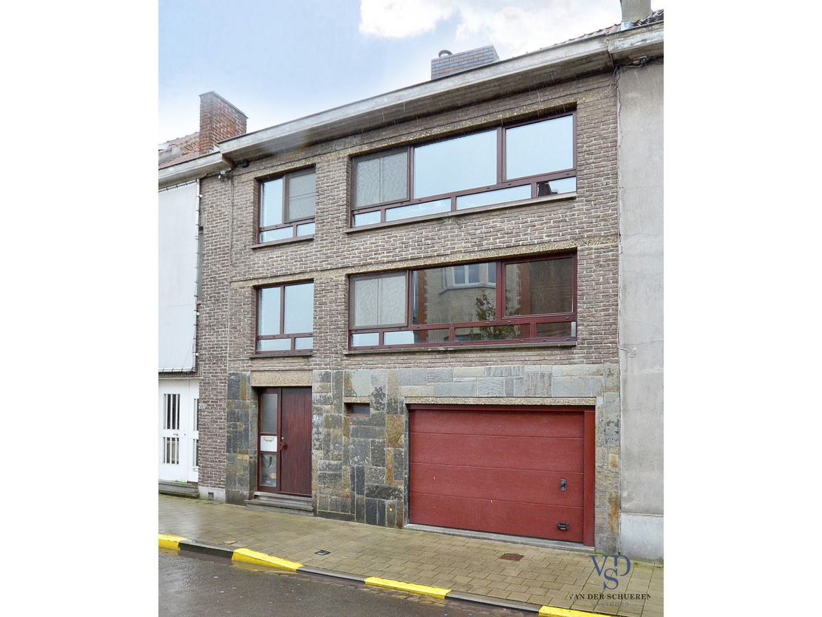 Ruime, degelijke bel-étage nabij Sint-Pieters-station. TOPPER !! 