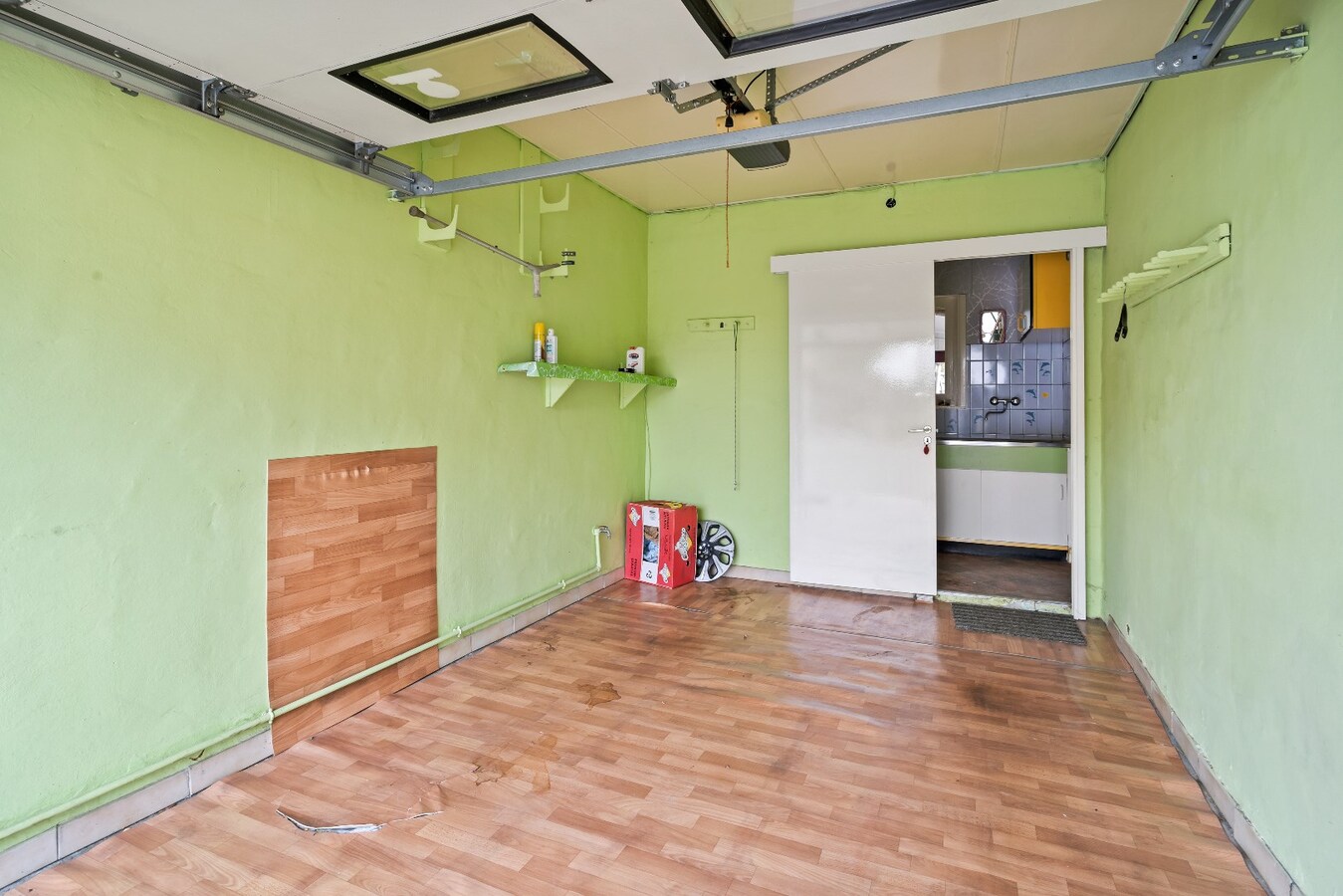 Halfopen woning met drie ruime slaapkamers en garage. 