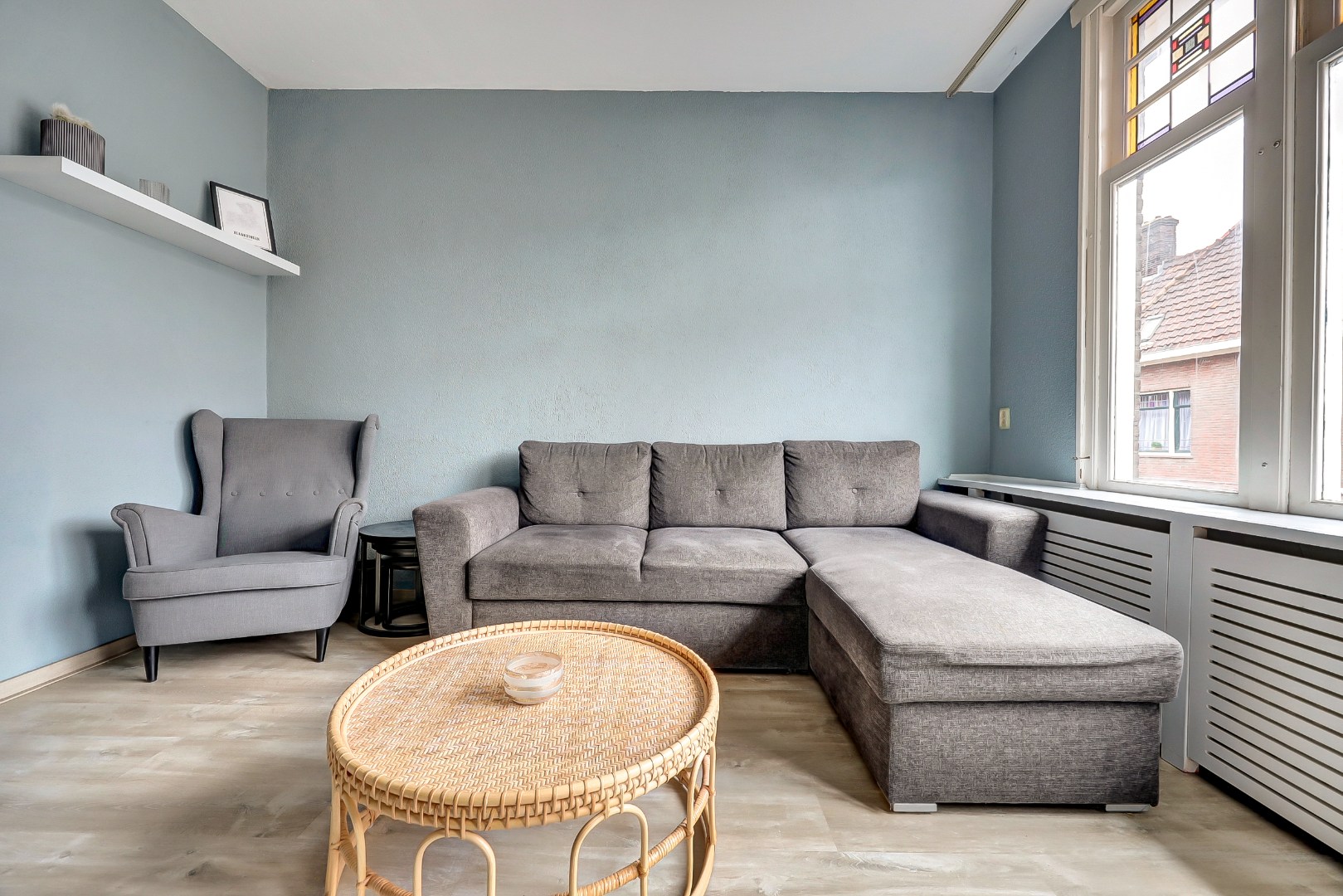 Sfeervol en karakteristiek jaren '30 bovenwoning met prachtige glas-in-lood details, 2 goede slaapkamers, ruime keuken en badkamer en gelegen op eigen grond! 