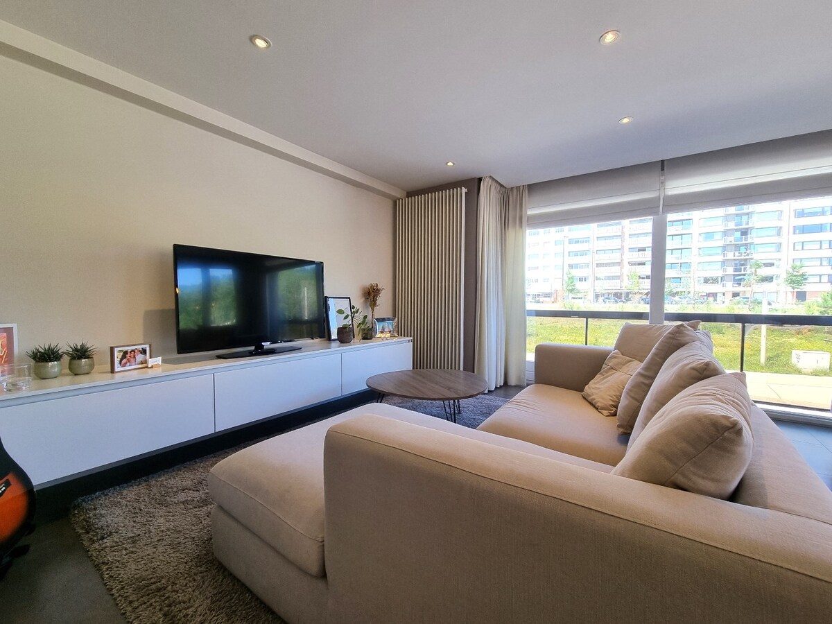 Aangenaam, zeer lichtrijk hoekappartement met open zichten - Heist 