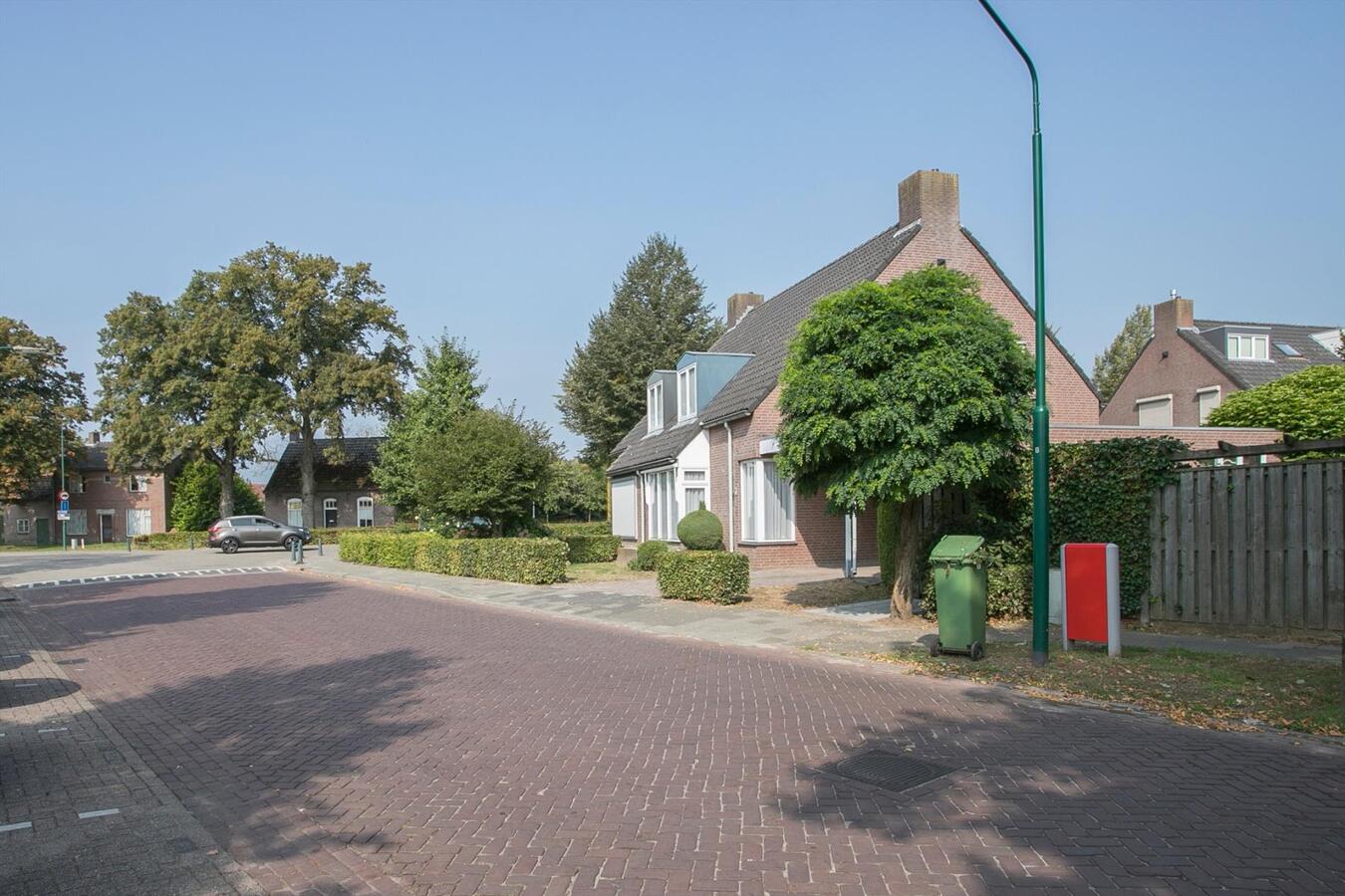 Halfvrijstaande woning met garage/carport gelegen op 275 m2 aan de Prs. Marijkestraat 7 te Bergeijk. 
