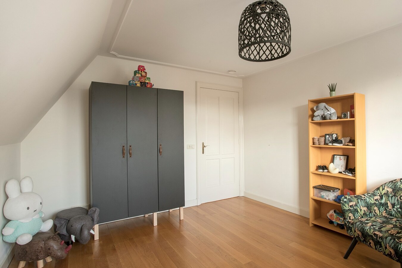 Riante vrijstaande villa met rieten dak gelegen op een perceel van 1.240 m2. 