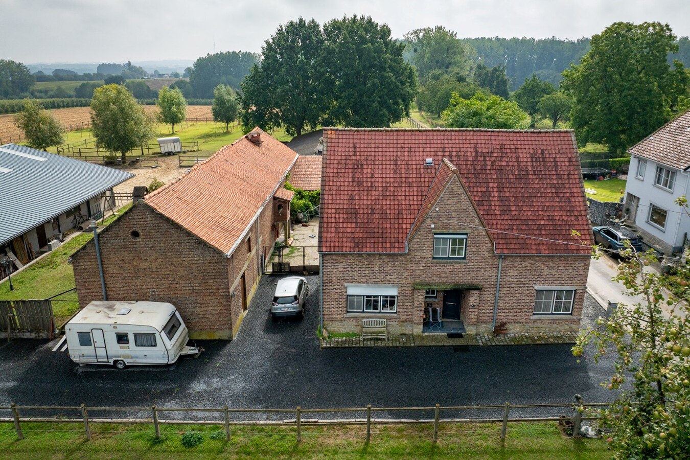 Ruime woning met buitenpiste en kleine binnenpiste op ca. 1,03ha te Hoeselt 