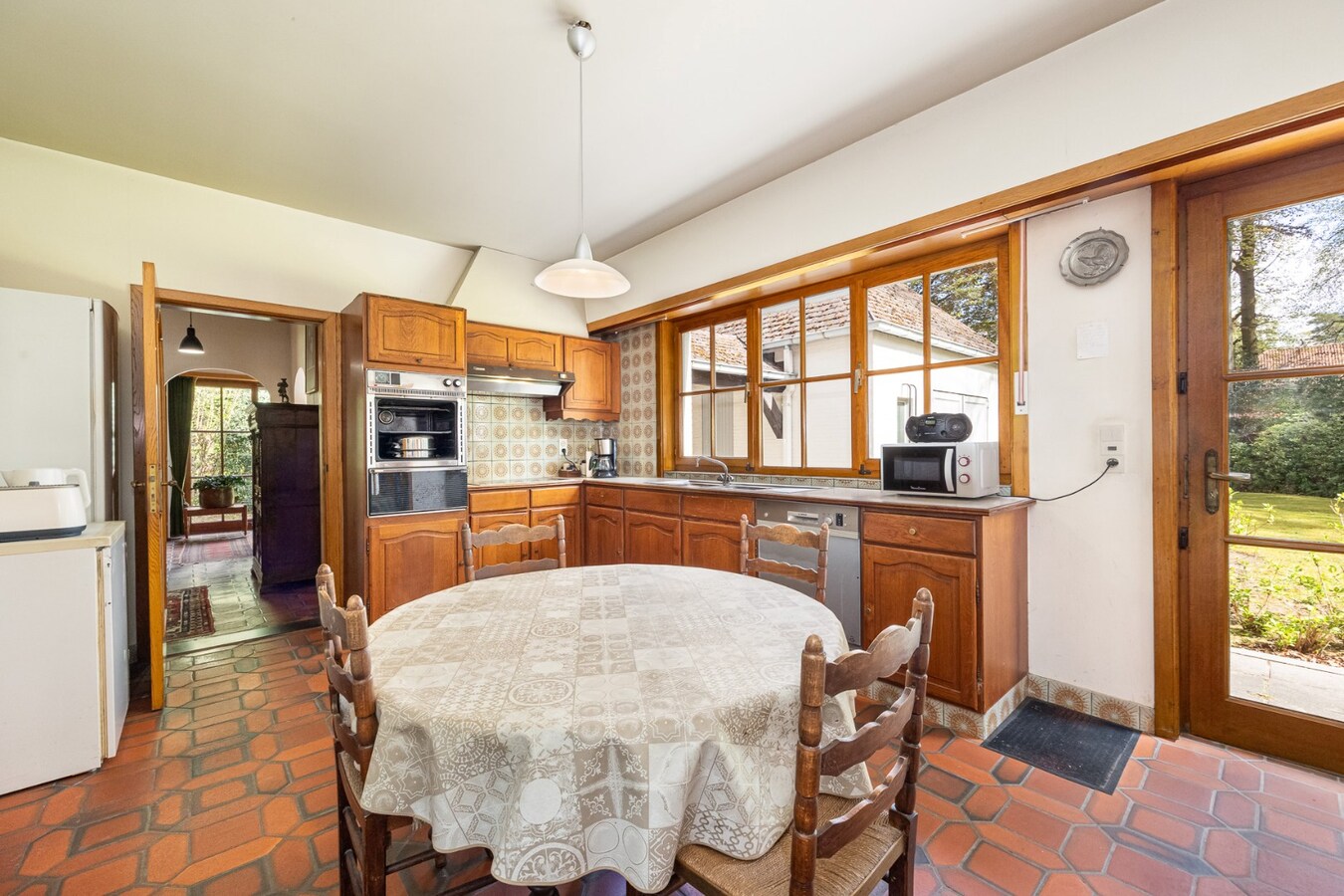 Villa met praktijkruimte en dubbele garage op riant perceel van 2.010 m² te Schoten 