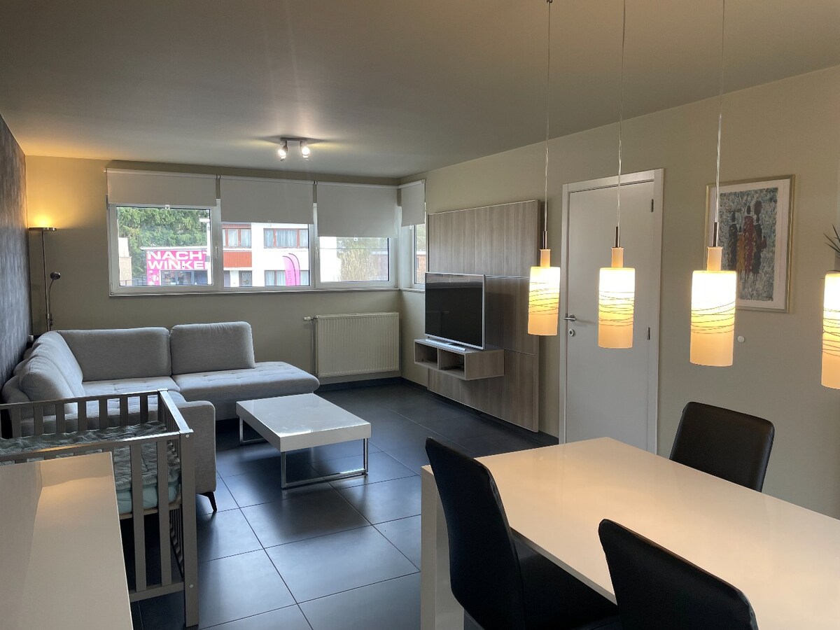 Verzorgde bel-etagewoning met 3 slpk, terras, patio  en garage nabij het centrum van As. 