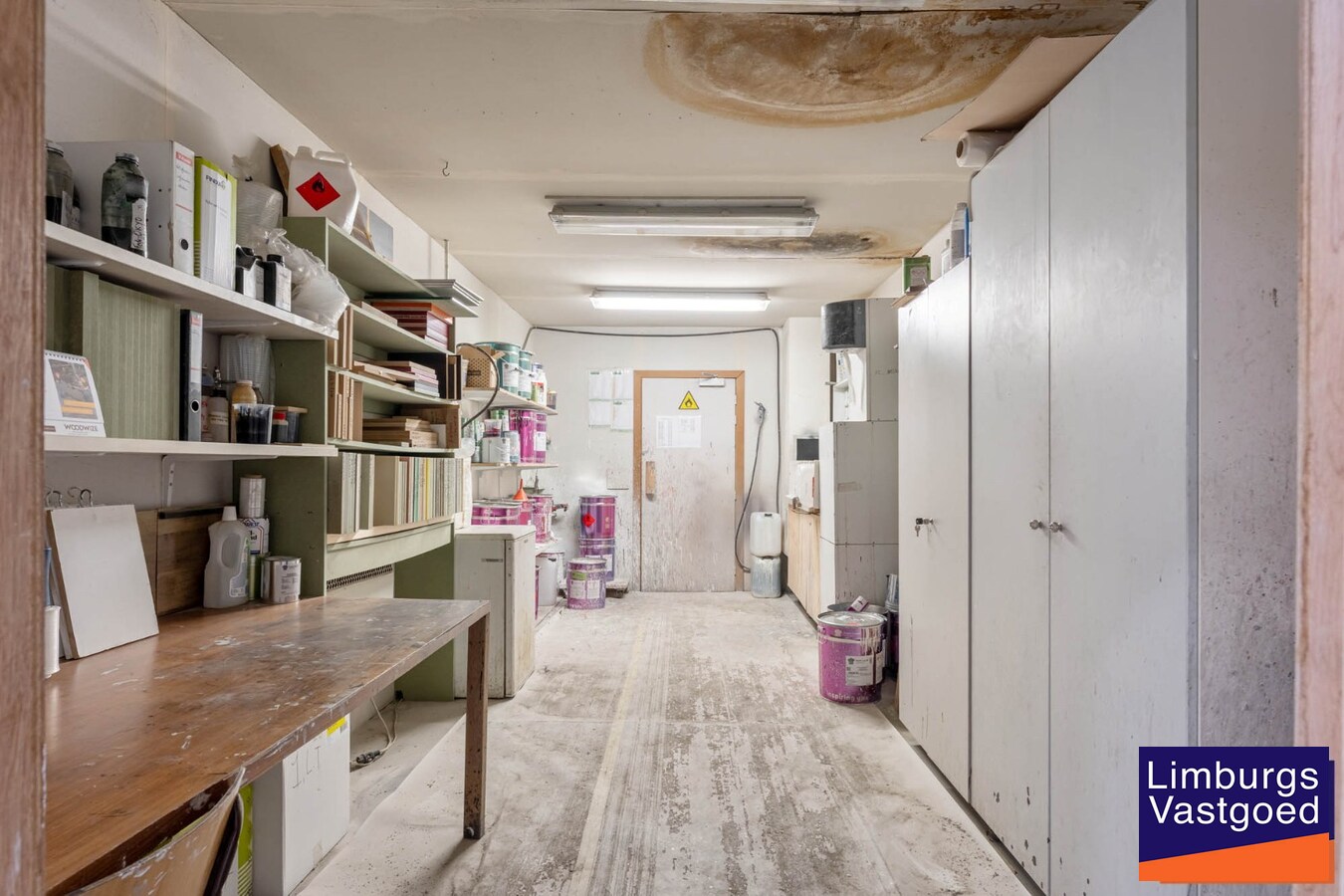 Industrieel gebouw, met woonst.1.696m², met kantoren 120m² + appartement 120m², Genk-Zuid 