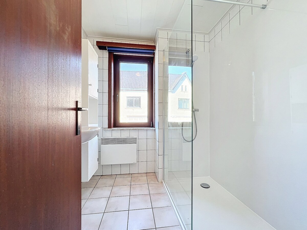 Instapklaar tweekamerappartement met terras, berging en parking 