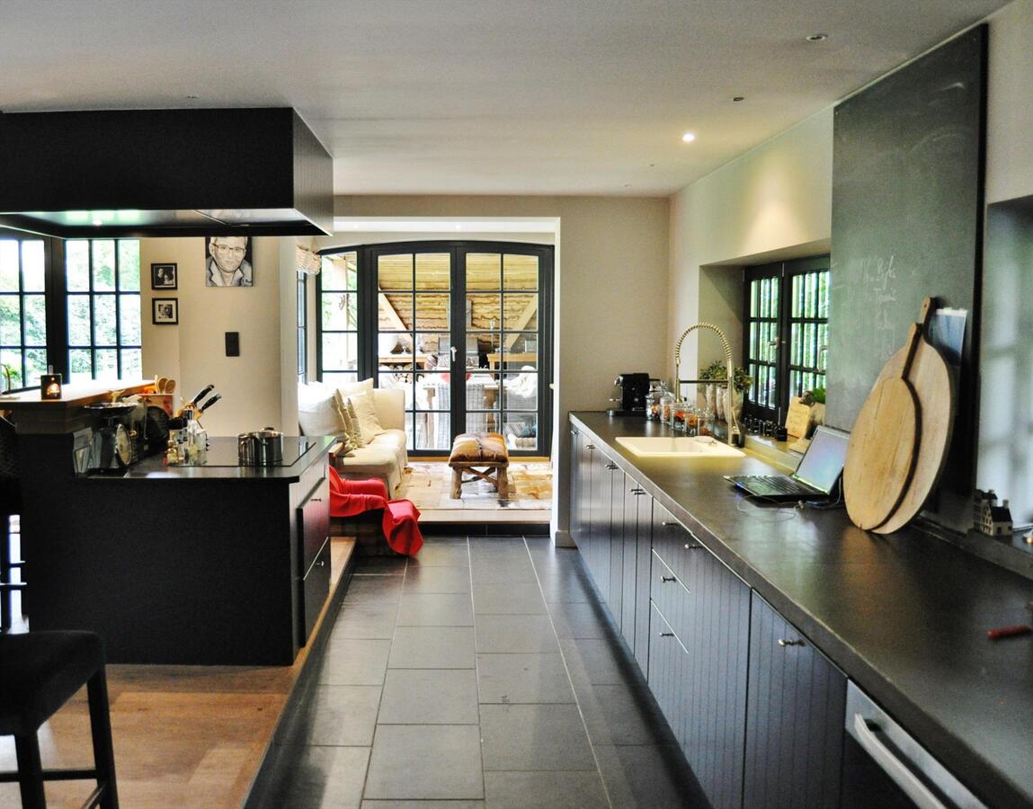 Ruime villa met stallingen en weide op 4900m² te Schoten 