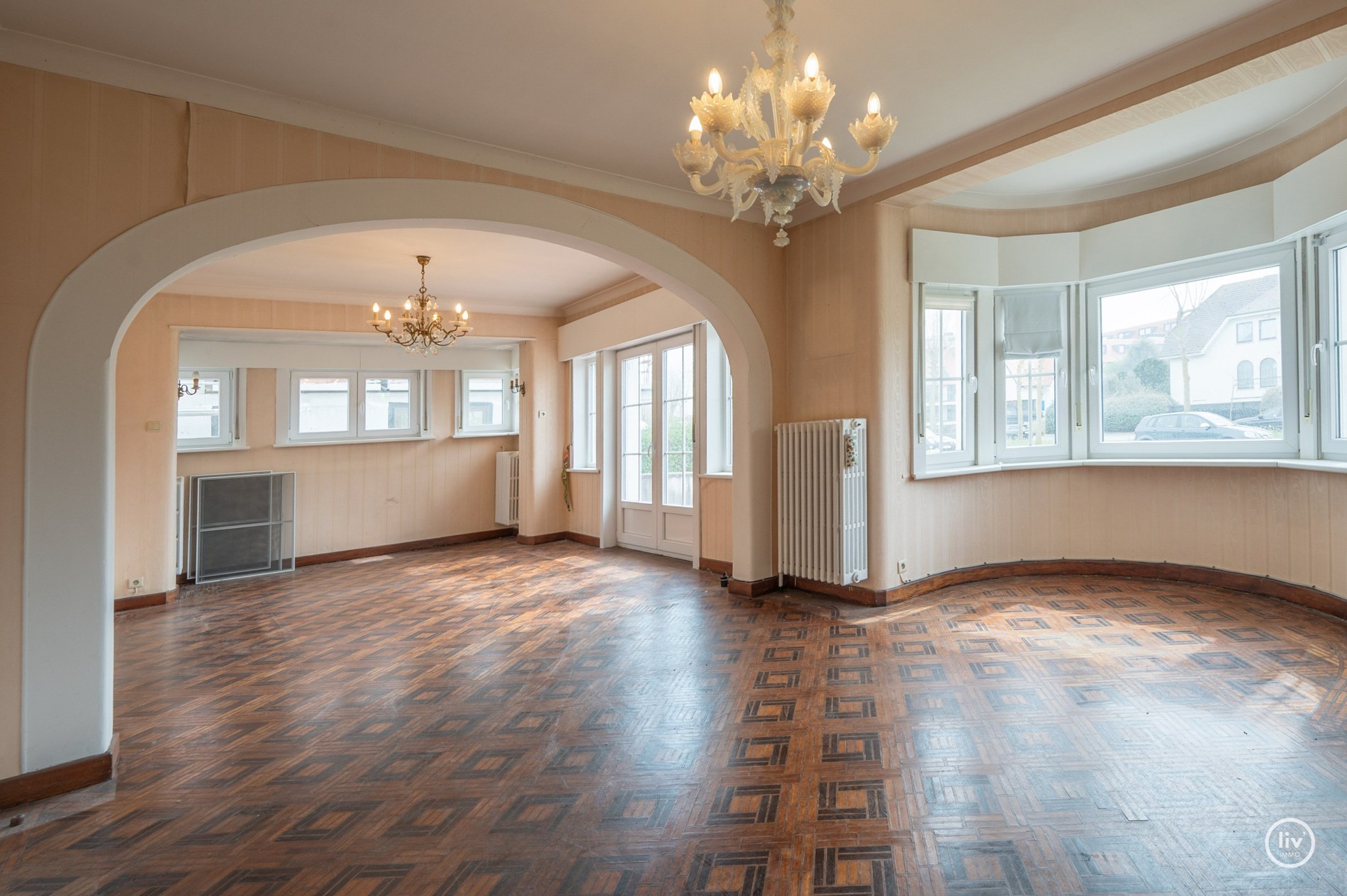 Charmante te renoveren koppelvilla op toplocatie in Knokke, langs de prestigieuze Elizabetlaan en op wandelafstand van strand en casino (met inpandige garagebox) . 