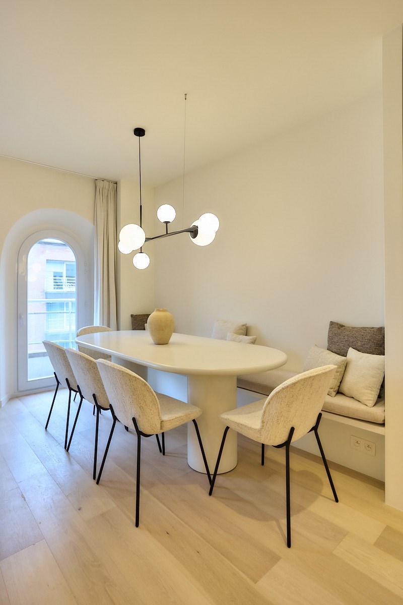 Appartement entièrement rénové avec 4 chambres, situé au centre de Knokke, près de l'avenue Dumortier, avec vue latérale sur la mer. 