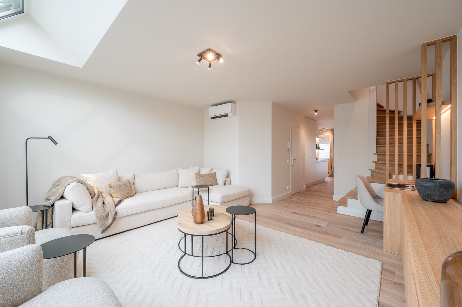 et strand.Magnifique appartement en duplex magnifiquement rénové avec vue latérale sur la mer, 2 chambres à coucher complètes, 2 grandes terrasses et un niveau de finition exceptionnel, situé à quelqu 