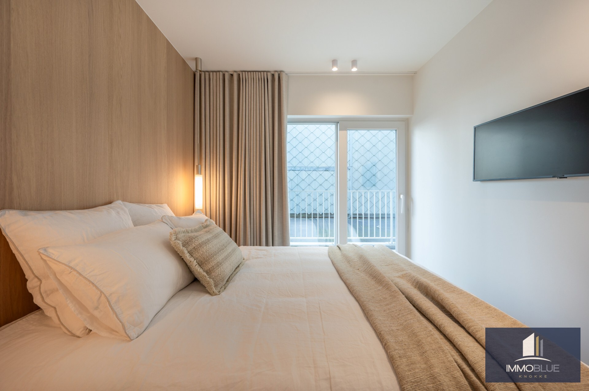 Prachtig gerenoveerd drie-slaapkamerappartement op een toplocatie vlak bij de Zeedijk en genietend van een zijdelings zeezicht. 