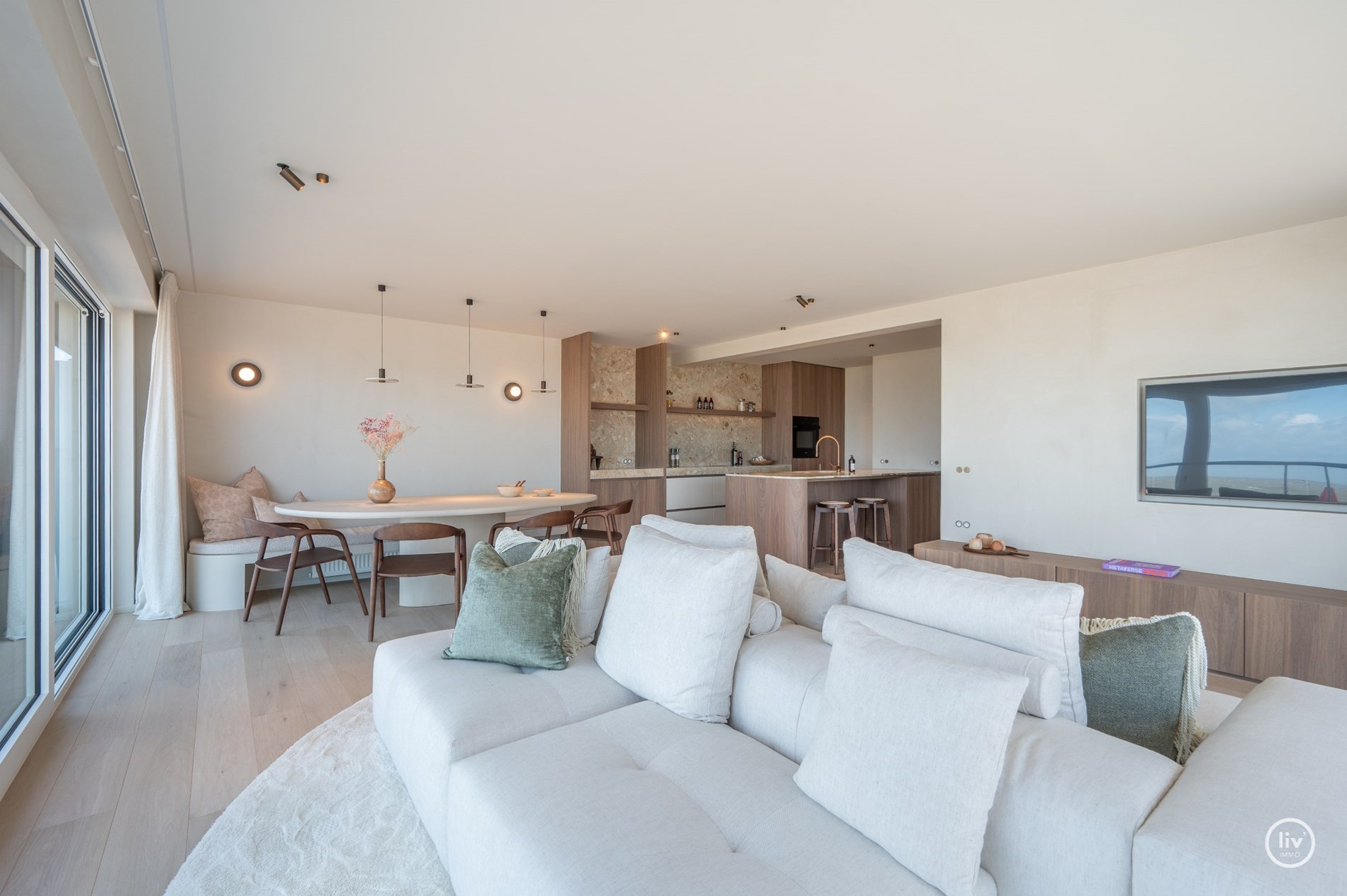 Magnifique appartement d'angle avec vue frontale sur la mer et terrasse orientée ouest situé sur la place de la Tour de Lumière à Knokke. 