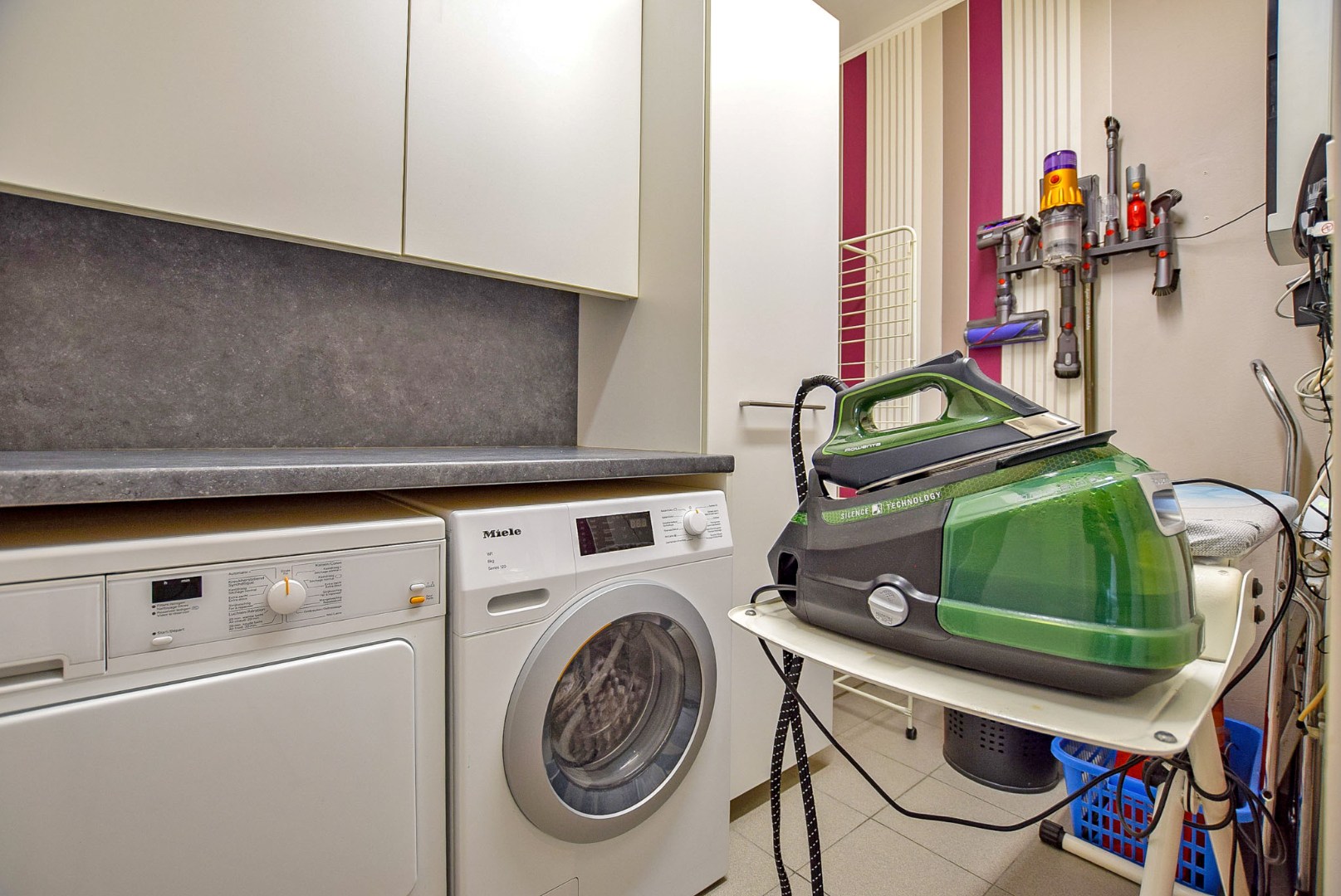 Prachtig onderhouden gelijkvloersappartement van maar liefst 175m² gelegen op 50m van het strand te Sint-Idesbald. 