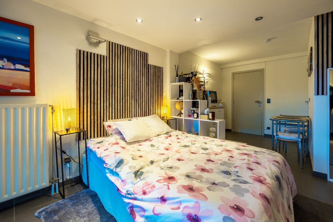 Ruime en veelzijdige bel-étagewoning met 5 slaapkamers, zuidgerichte terrassen en studio/praktijkruimte nabij de zeedijk. 