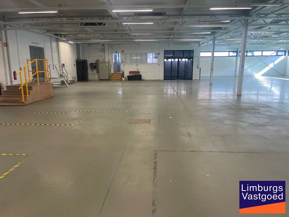 Industriële multifunctionele bedrijfsruimte van 1500m² in Hasselt met 2080 m² perceeloppervlakte en 50.00 parkeerplaatsen 