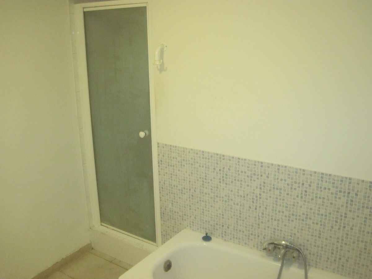 Bijzonder ruim appartement in hartje Kruishoutem. 