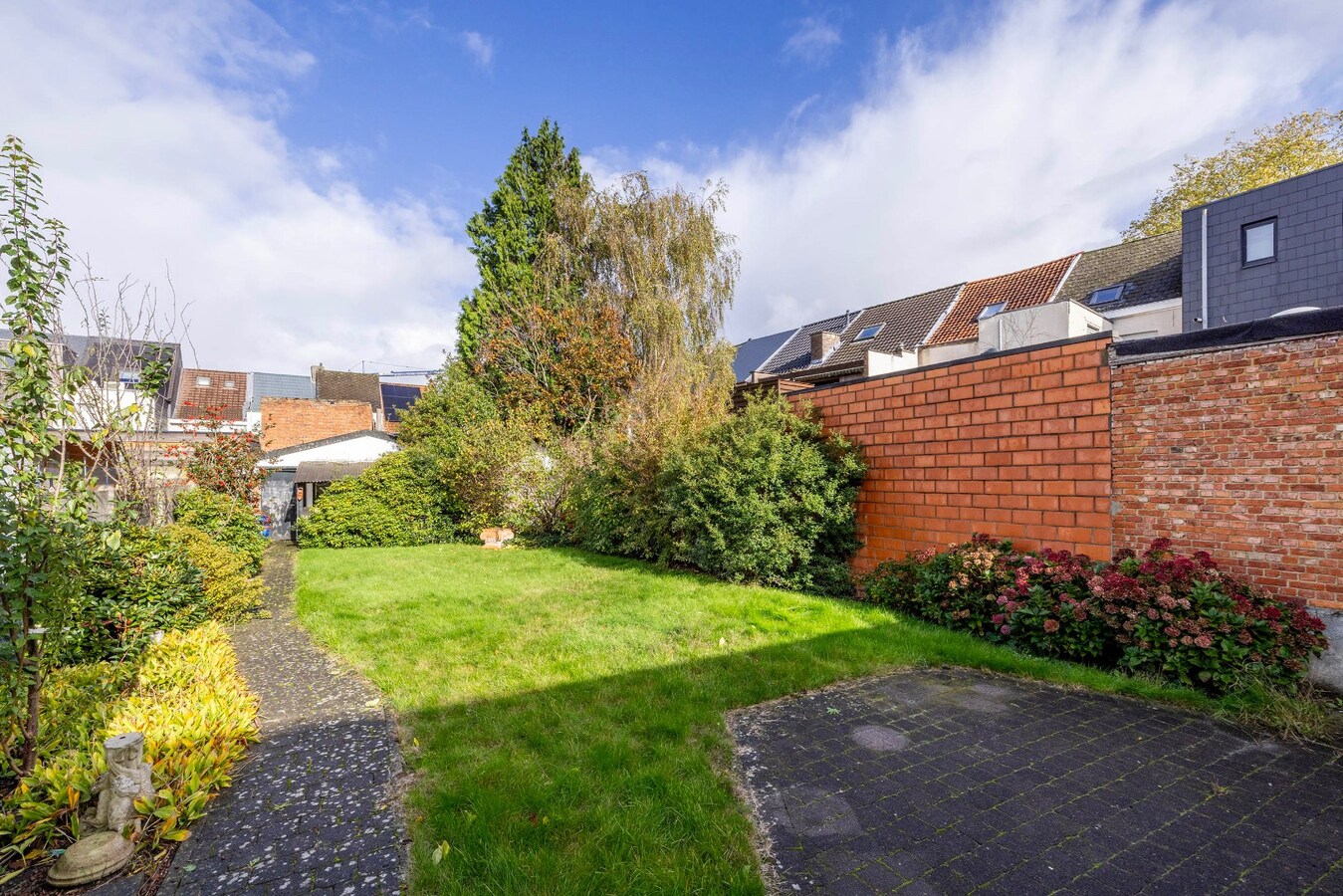 Charmante woning met ruime tuin op toplocatie 