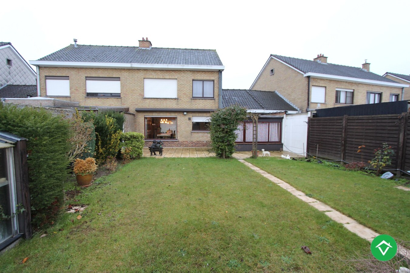 Ruime, stevige woning met 3 slaapkamers, garage en tuin te Izegem 