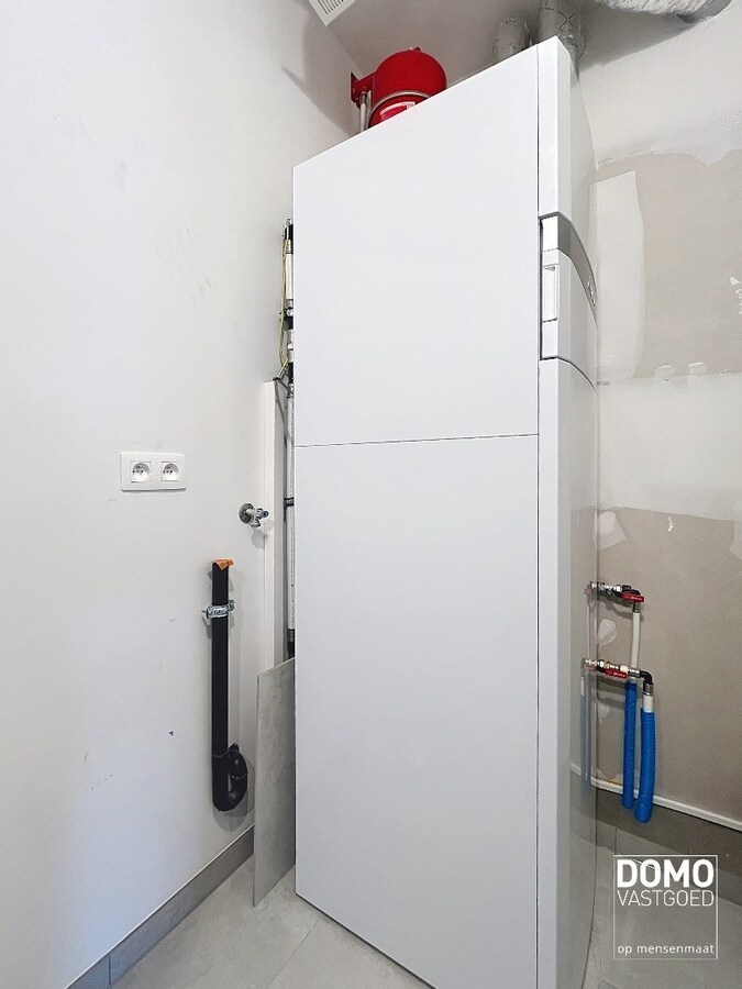 VOLLEDIG AFGEWERKT NIEUWBOUWAPPARTEMENT MET 1 SLAAPKAMER, TERRAS EN ONDERGRONDSE AUTOSTANDPLAATS IN RESIDENTIE "DE KWINT" TE ZONHOVEN 