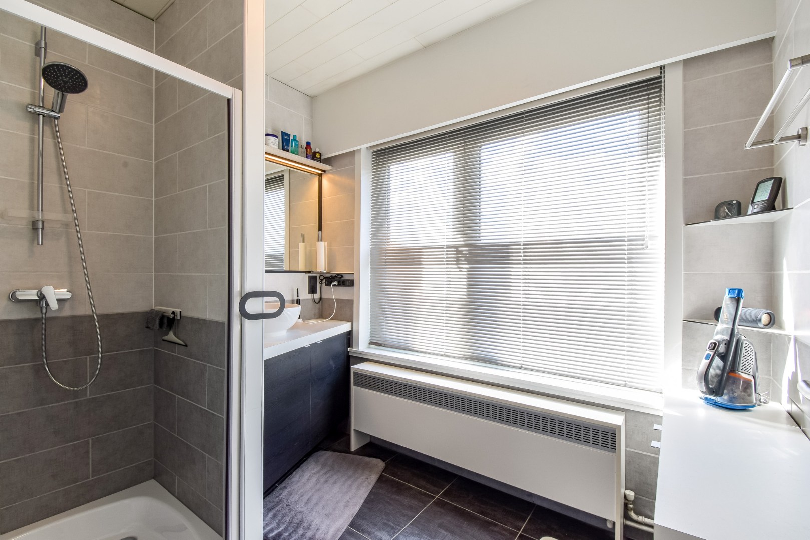 Ruime bel-étage woning met garage, tuin en mogelijkheid tot 4 slaapkamers 