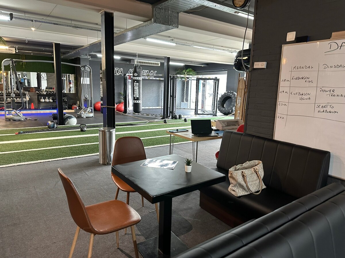 Handelsgelijkvloers met 2 winkels, kantoren, parking 